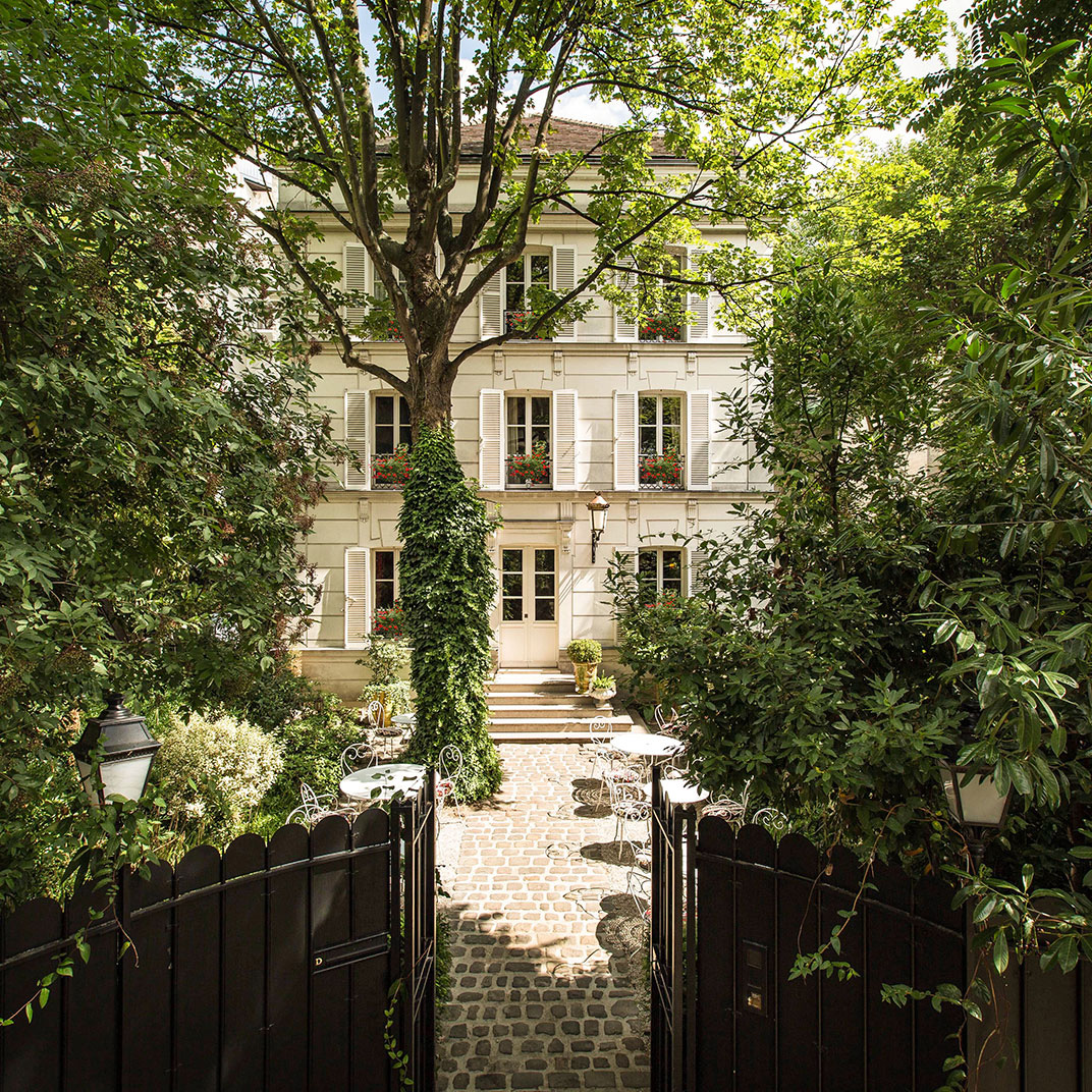 Hôtel Particulier Montmartre, tucked away behind a private gate on the tranquil Avenue Junot in Paris. © Hôtel Particulier Montmartre