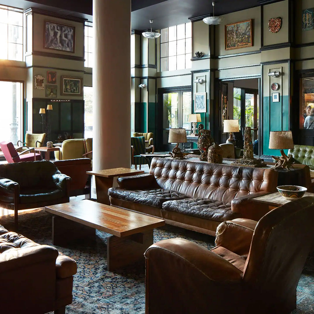 The lobby at the Barnett, one of many public spaces that welcomes travelers to the Warehouse District. ©The Barnett