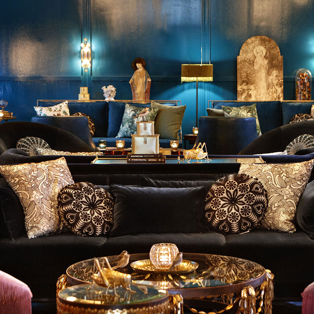 A mishmash of colors at the lively Peacock Lounge at the Kimpton Fontenot. ©Kimpton Fontenot