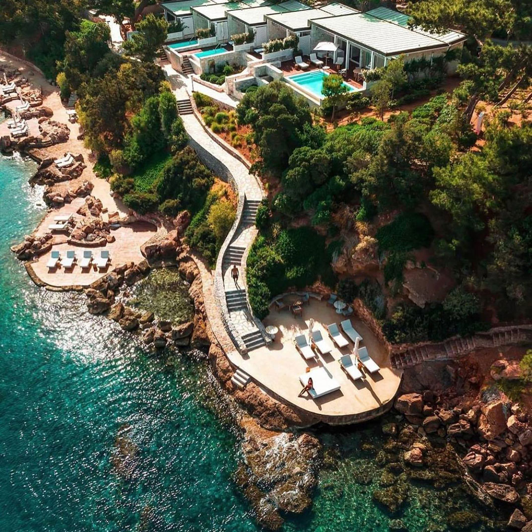 Three private beaches, three pools and views across the Saronic Gulf define this stay a short drive from Athens. © Four Seasons Astir Palace Hotel Athens