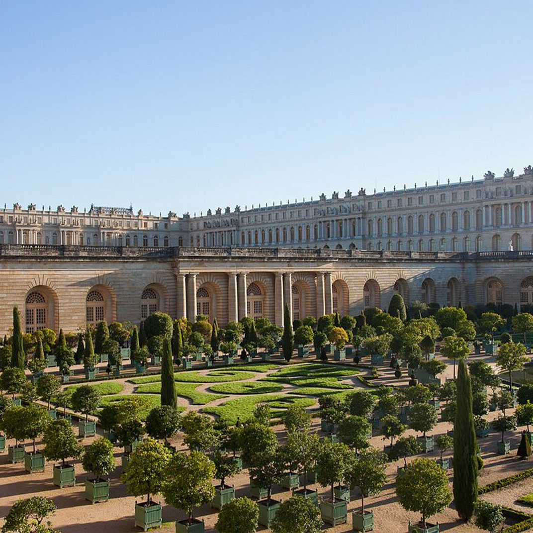 Rooms are furnished with 18th‑century antiques and Marie Antoinette-inspired fabrics. © Airelles Château de Versailles