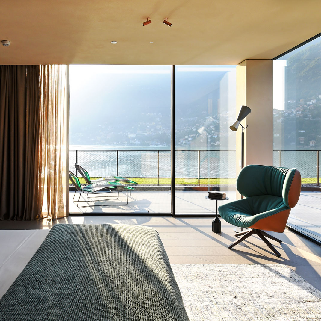 Architect Patricia Urquiola designed the ultramodern hotel using clean lines, glass and local stone. © Il Sereno 