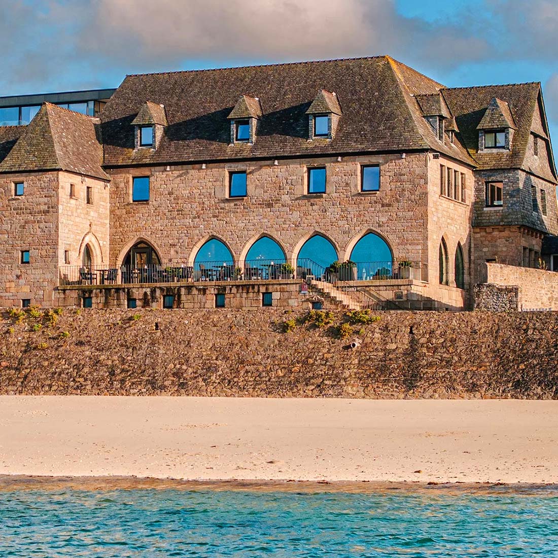 Le Brittany’s historic stone manor overlooks the Breton coast in Roscoff, France, where centuries-old architecture meets modern luxury. © Le Brittany 
