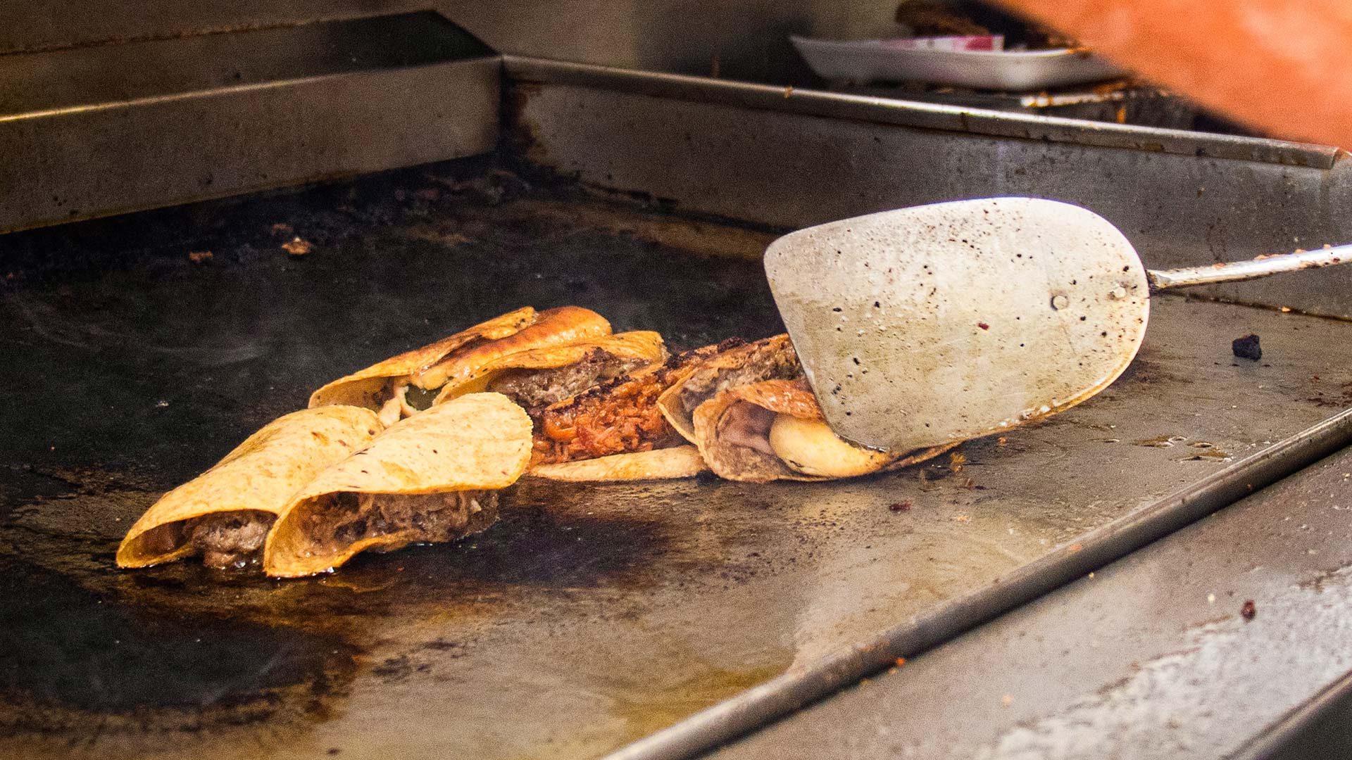 Cooking Tacos - © Corporación para el Desarrollo Turístico de Nuevo Leòn /Tacos "El Compadre"