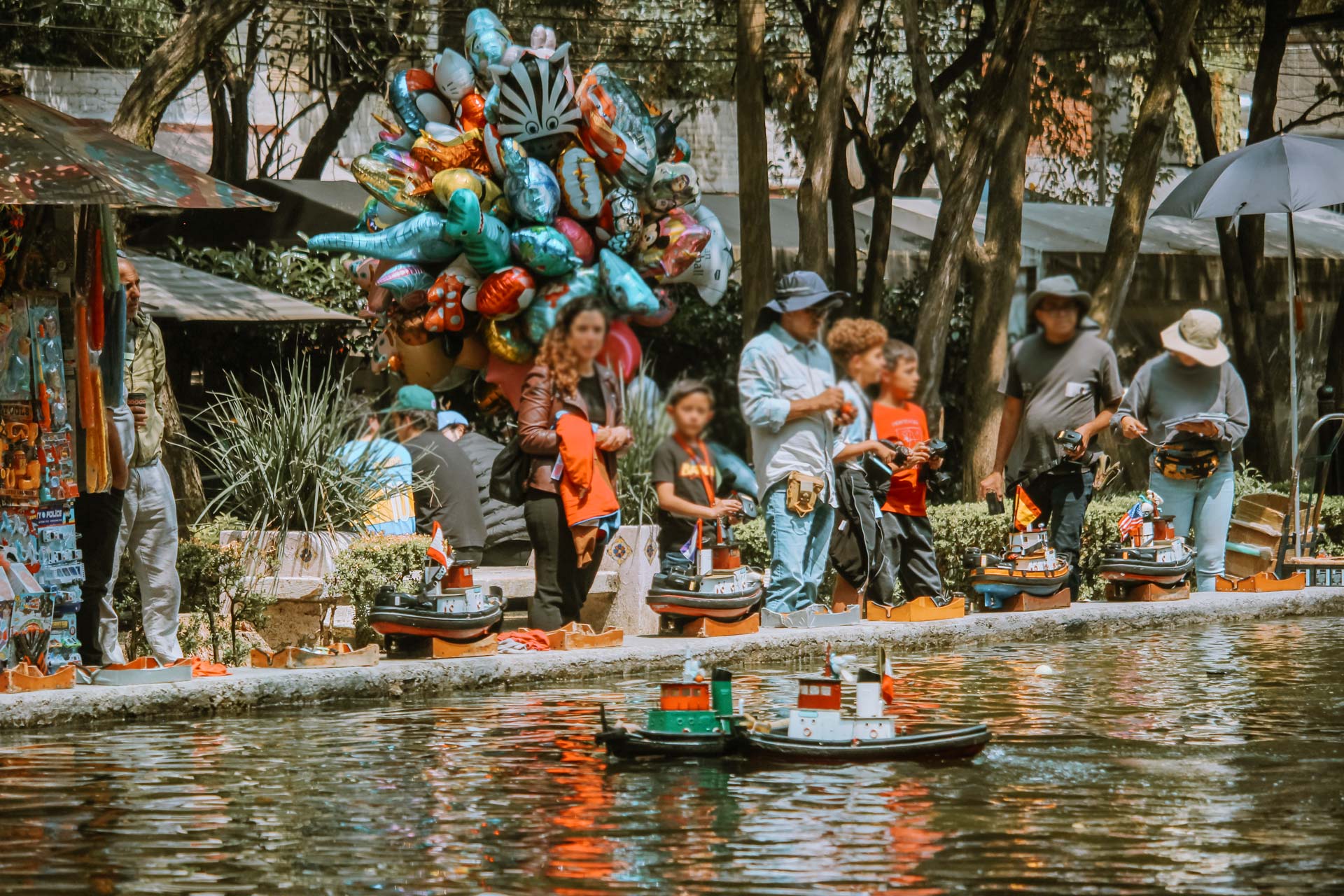 Children racing rented remote-controlled boats in Parque Lincoln