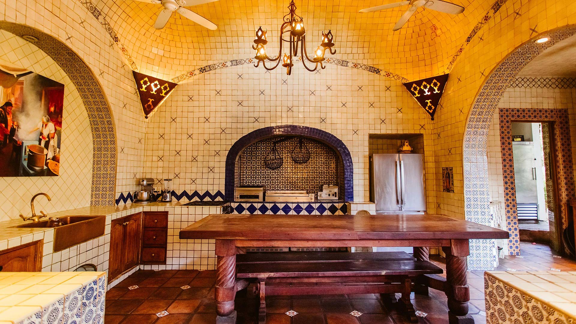 Kitchen with Richard Burton's decanters - ©Hacienda San Angel
