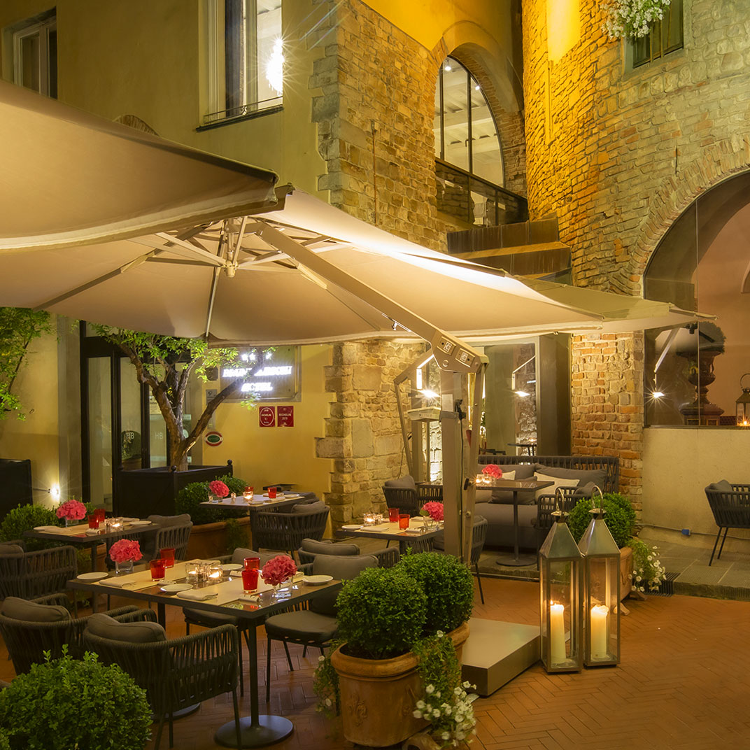 Wine fountain in the bar in the little plaza - Picture of Brunelleschi  Hotel, Florence - Tripadvisor