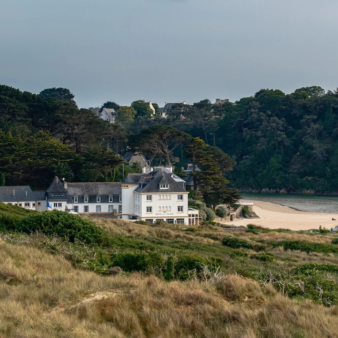 【蚤の市】HÔTEL DE LA PLAGE メニュー表示スタンド　フランス Hôtel de la Plage - Plonévez-Porzay - ミシュランガイド
