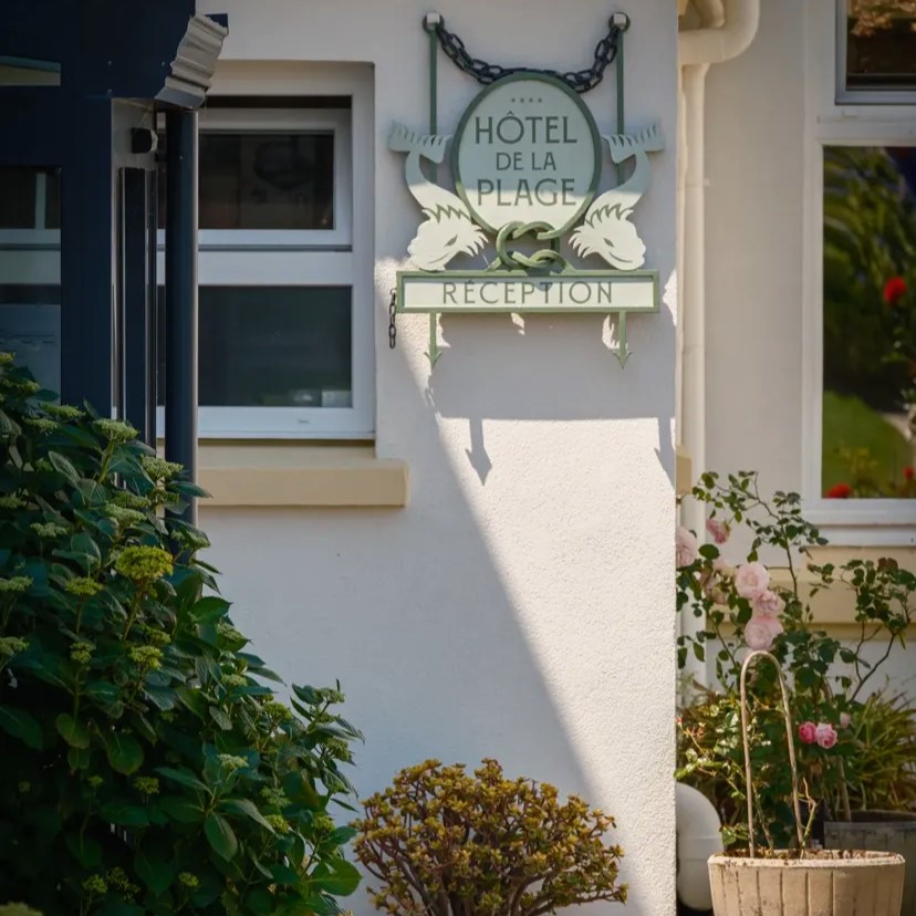 【蚤の市】HÔTEL DE LA PLAGE メニュー表示スタンド　フランス Hôtel de la Plage - Plonévez-Porzay - ミシュランガイド